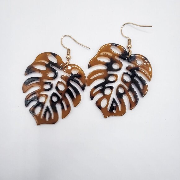Monstera Leaf Faux Tortoiseshell Earrings - Picture 3 of 5